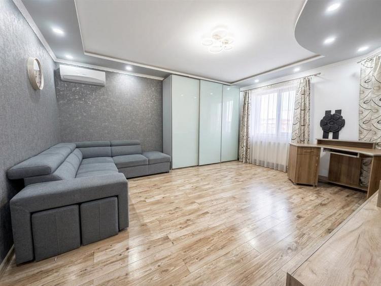 Casă cu 5 camere cu Teren 500 Mp în Sântion