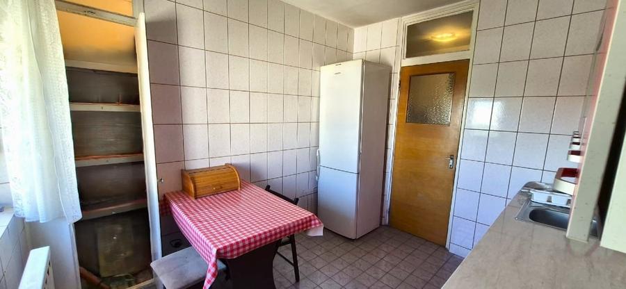 Apartament cu 3 camere decomandat în Tei