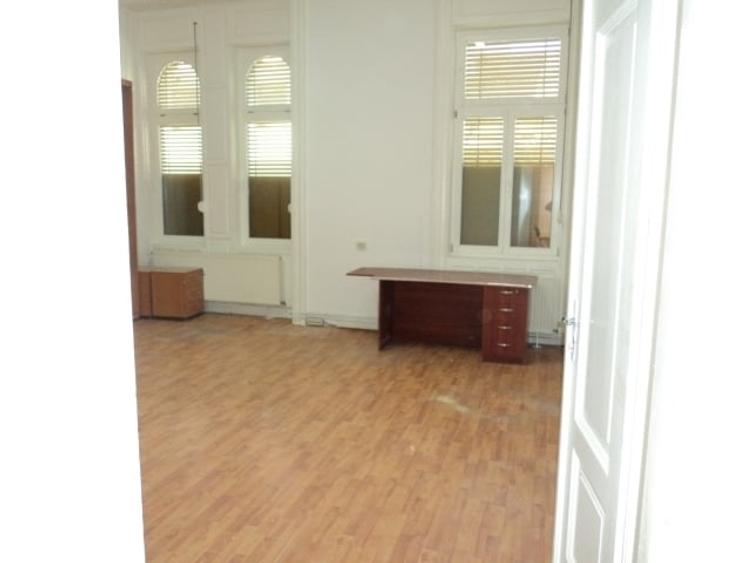 Apartament cu 5 camere semidecomandat în Unirii