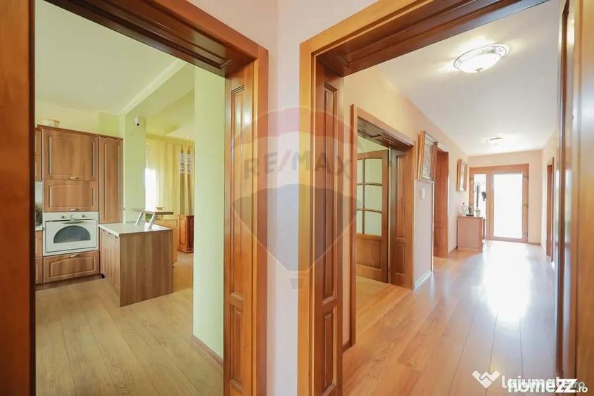 Casă cu 5 camere cu Teren 1000 Mp în Sânmartin