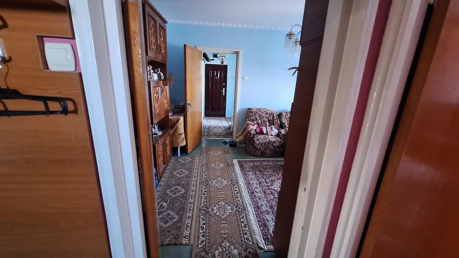 Apartament cu 3 camere semidecomandat în Titan