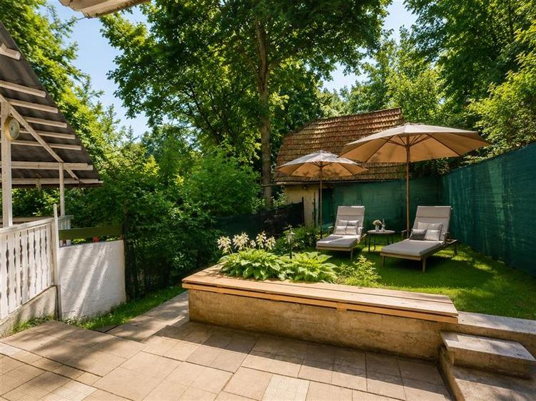 Casă individuală cu 6 camere cu Canalizare în Schei