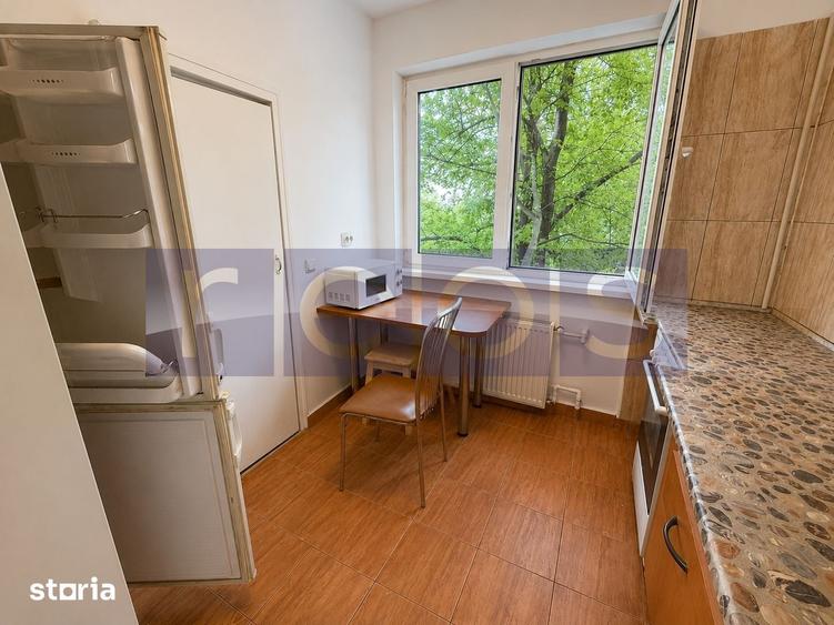 Apartament cu 3 camere semidecomandat în Giulești