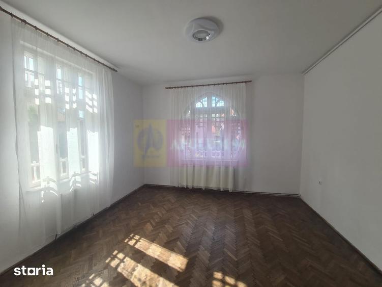 Casă cu 3 camere cu Teren 247 Mp în Central