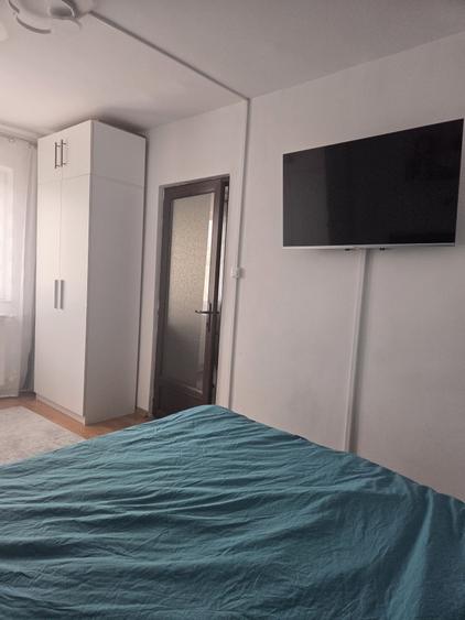 Apartament cu 2 camere semidecomandat în Craiovița Nouă