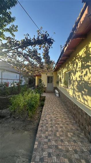 Casă individuală cu 4 camere cu Canalizare în Coiciu