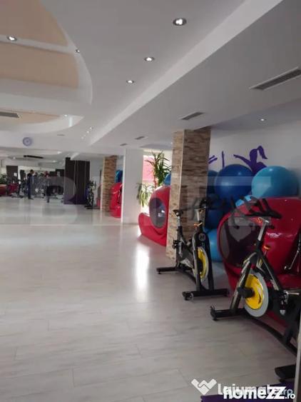 Spațiu comercial, de 290 mp, în Micro 3