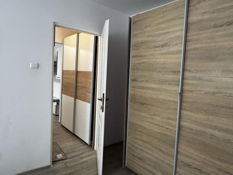 Apartament cu 3 camere semidecomandat în Exterior Vest
