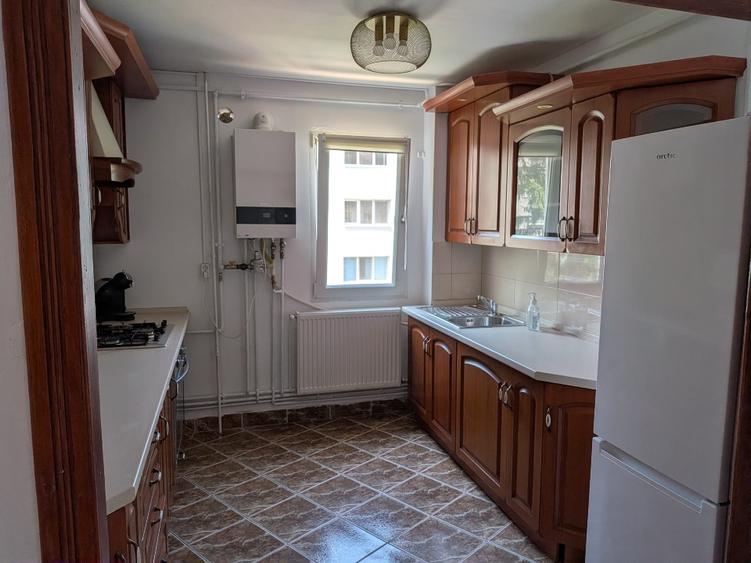 Apartament cu 3 camere semidecomandat în Take Ionescu