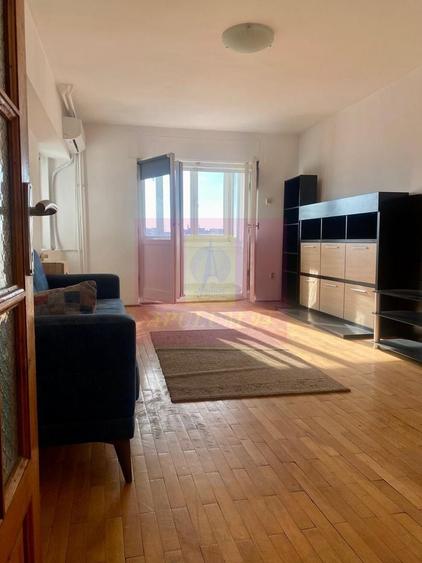 Apartament cu 4 camere decomandat, mobilat în Decebal