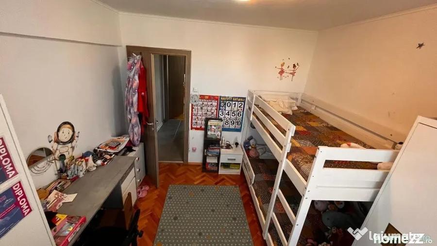 Apartament cu 3 camere semidecomandat în Ștefan cel Mare