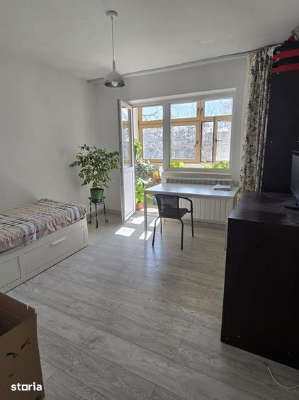 Apartament cu 4 camere semidecomandat în Central