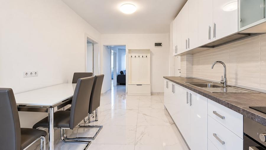 Apartament cu 4 camere semidecomandat, mobilat în Zorilor