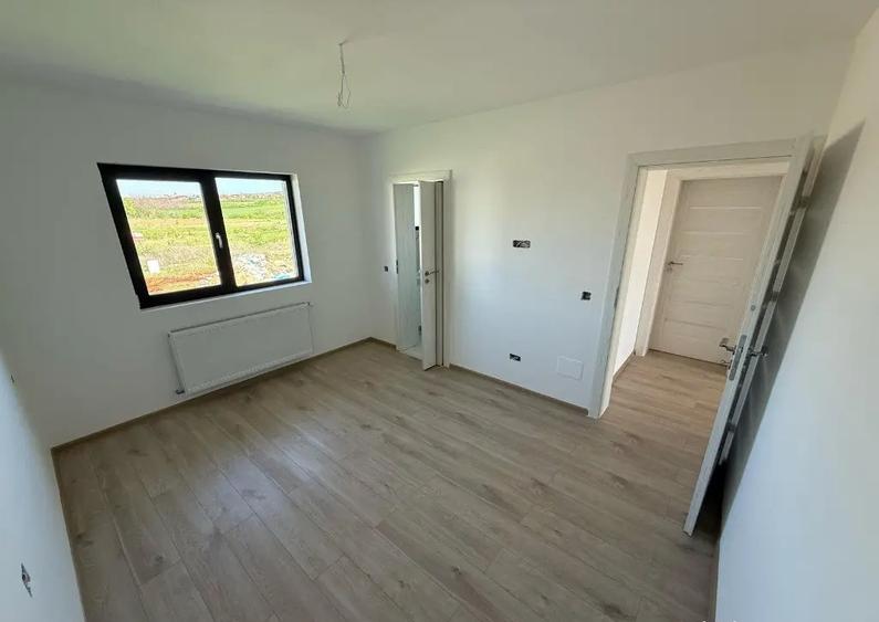 Casă cu 5 camere cu Teren 490 Mp în Păulești