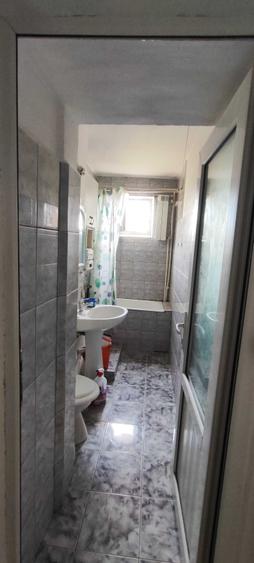 Apartament cu 3 camere semidecomandat în Km 4