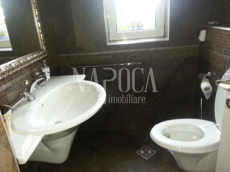 Casă individuală cu 9 camere cu Canalizare în Central
