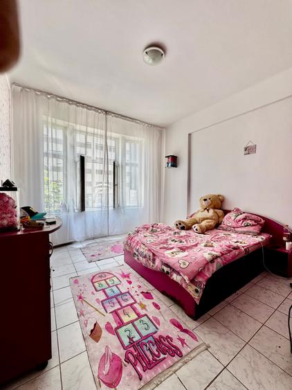 Apartament cu 3 camere semidecomandat în P-ța Unirii