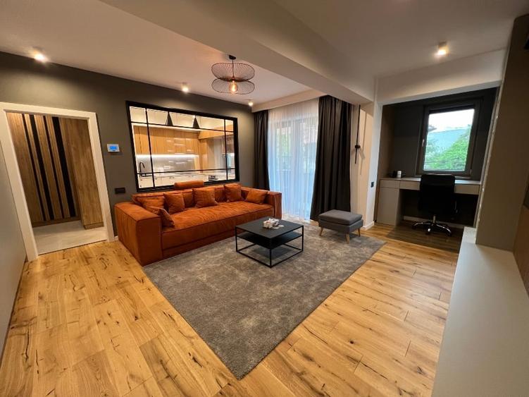 Apartament cu 3 camere semidecomandat, mobilat în Calea Călărașilor