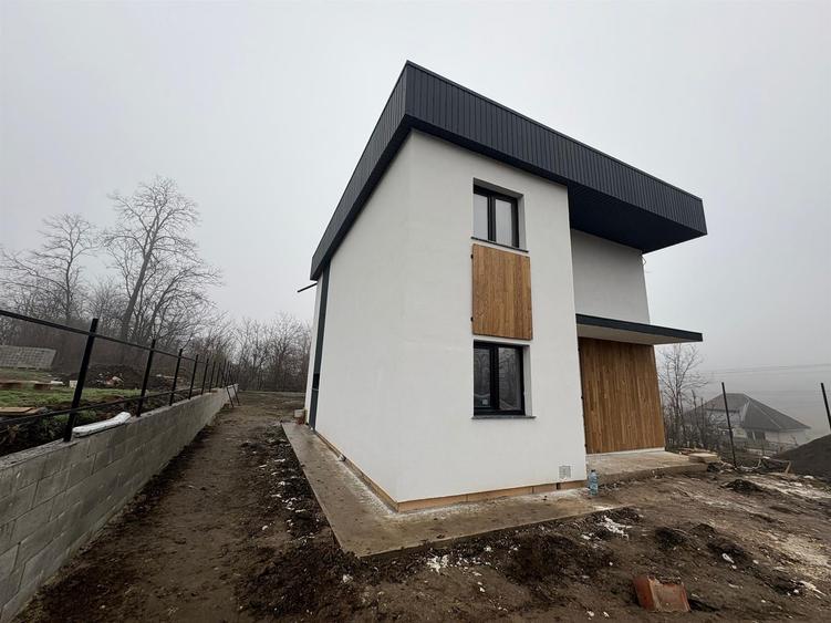 Casă cu 5 camere cu Teren 468 Mp în Popricani