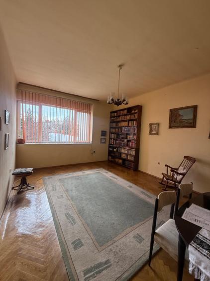 Apartament cu 3 camere semidecomandat în Central