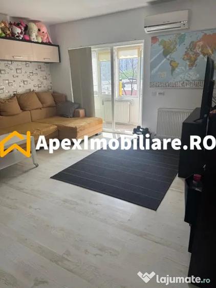 Apartament cu 3 camere semidecomandat în Ozana