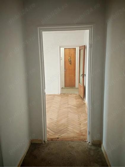 Apartament cu 4 camere semidecomandat în Micro 8