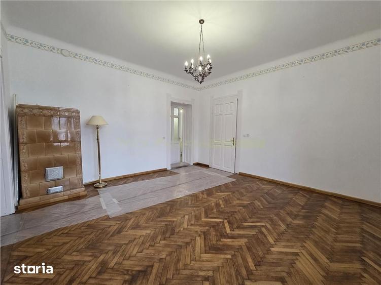 Apartament cu 4 camere decomandat în Centrul Istoric