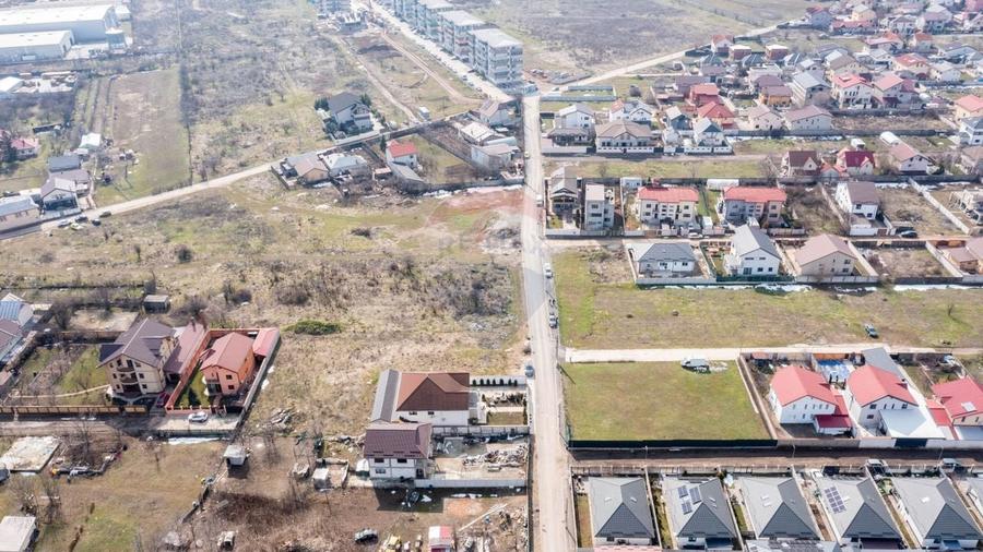 Teren Construcții intravilan de 1833 mp, în Est