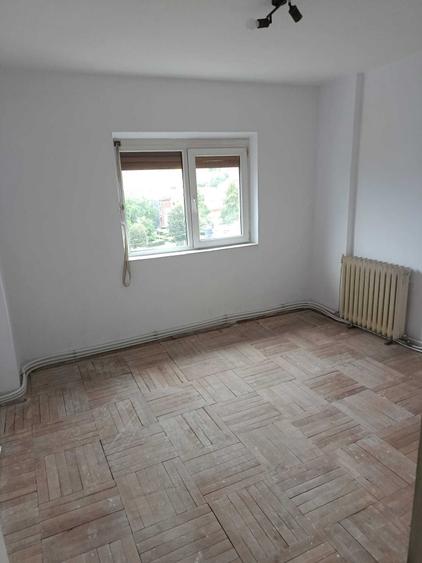 Apartament cu 3 camere decomandat în Deve