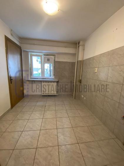 Apartament cu 3 camere decomandat, mobilat în Calea Călărașilor