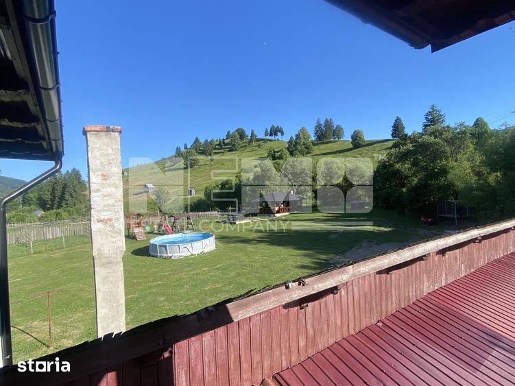 Casă cu 9 camere cu Teren 2200 Mp în Moldovița