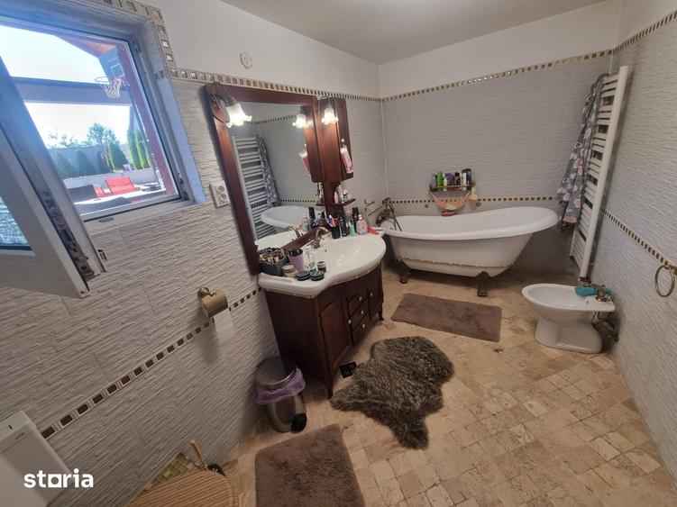 Casă cu 5 camere decomandat cu Teren 700 Mp în Central