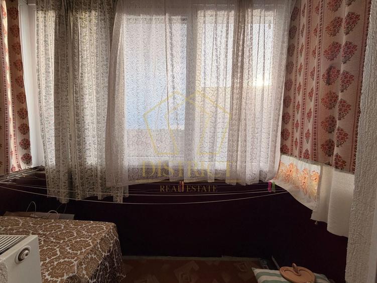 Apartament cu 3 camere decomandat în Buziașului