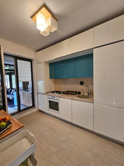 Apartament cu 3 camere semidecomandat, mobilat în Băneasa