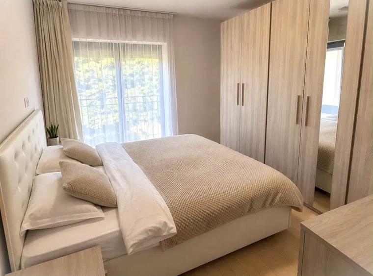 Apartament cu 3 camere semidecomandat în Borhanci