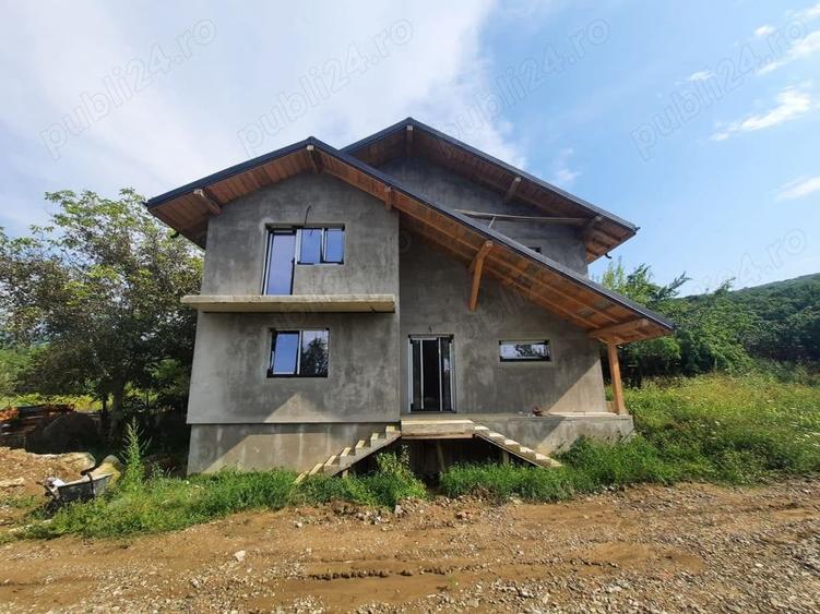 Casă cu 4 camere cu Teren 800 Mp în Bârnova