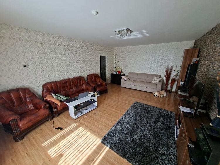Casă individuală cu 5 camere cu Teren 722 Mp în Central