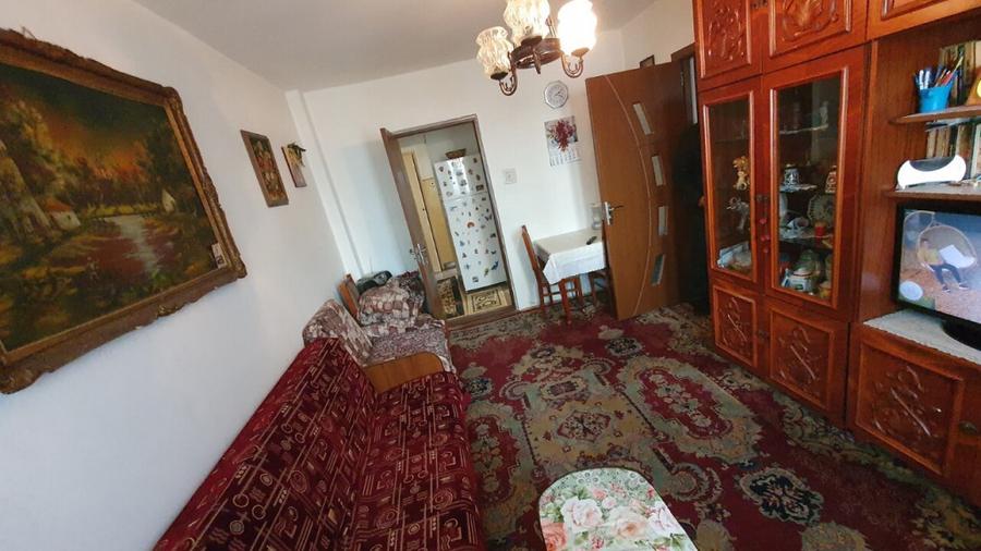 Apartament cu 3 camere semidecomandat în Vest