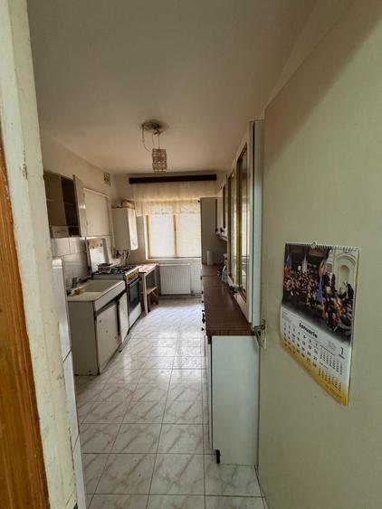 Apartament cu 3 camere semidecomandat în Central