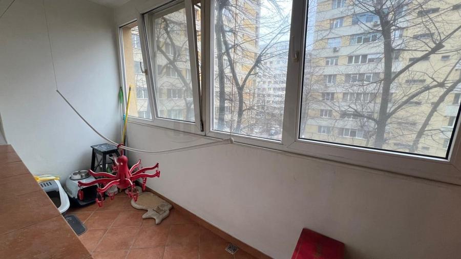 Apartament cu 3 camere semidecomandat, mobilat în Colentina