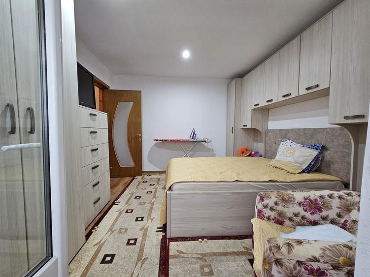 Apartament cu 3 camere decomandat, mobilat în Dacia