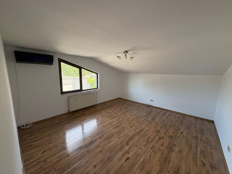 Duplex cu 13 camere cu Canalizare în Bucureștii Noi