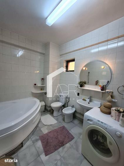 Apartament cu 4 camere decomandat în Democrației