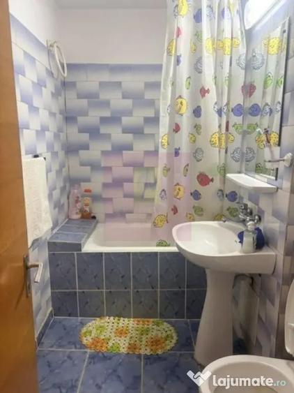 Apartament cu 3 camere decomandat în Drumul Sării