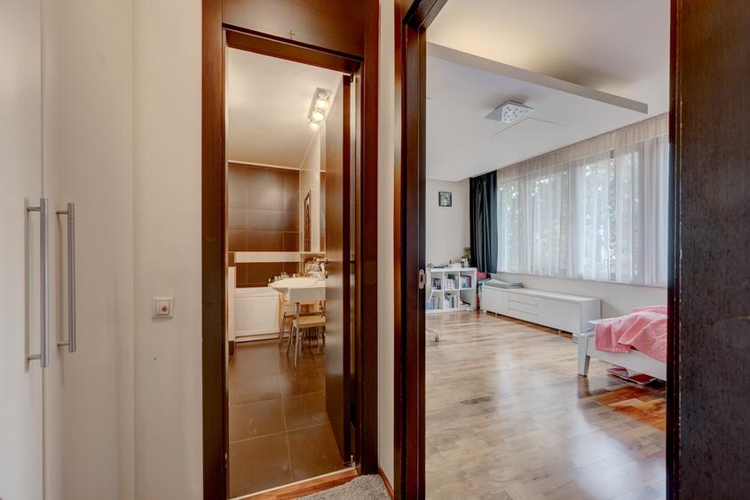 Apartament cu 4 camere decomandat în Băneasa