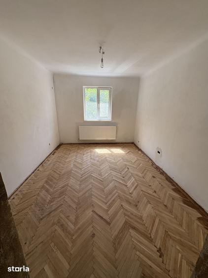 Casă cu 8 camere cu Teren 233 Mp în Decebal