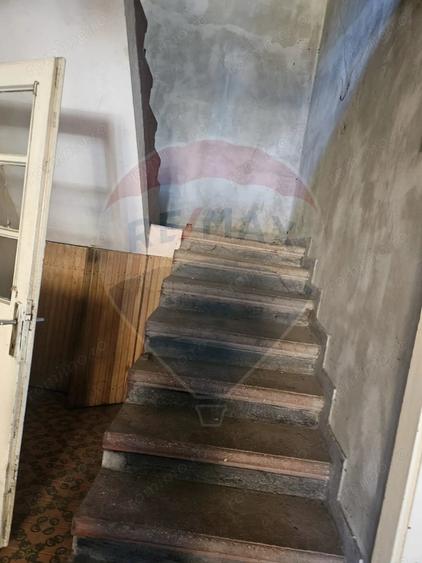 Casă cu 6 camere cu Teren 250 Mp în Central