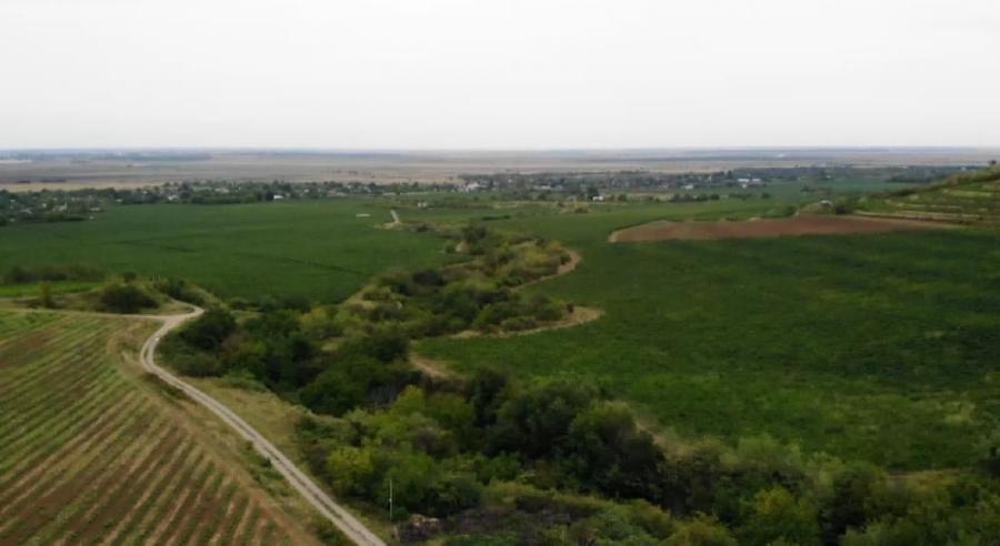 Teren intravilan de 1000 mp, în Est
