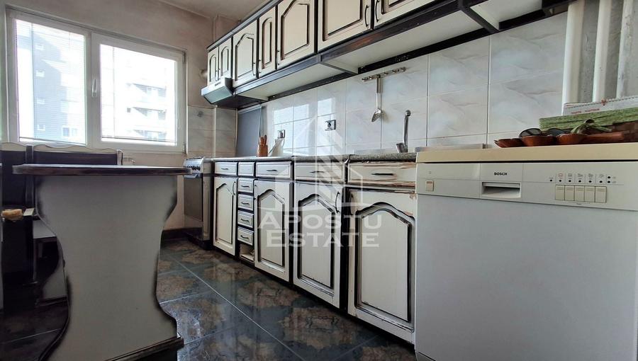 Apartament cu 4 camere semidecomandat, mobilat în Micălaca