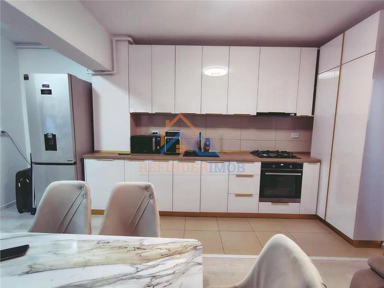 Apartament cu 3 camere semidecomandat în Central